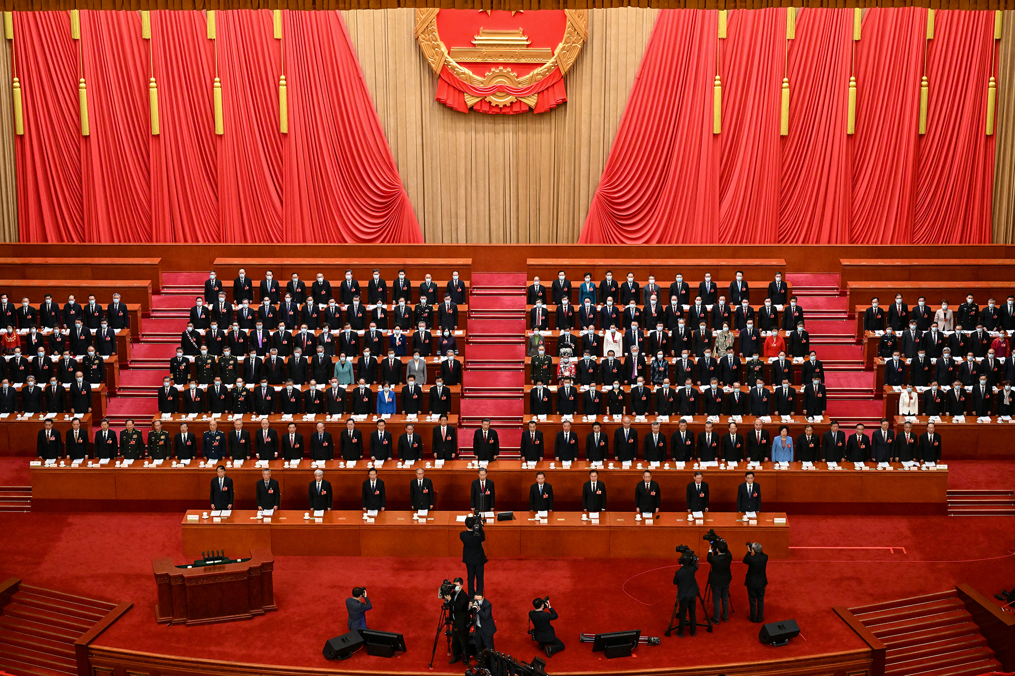 Chinas Präsident Xi Jinping (Mi.) und führende chinesische Politiker während der Eröffnungssitzung des Nationalen Volkskongresses in der Großen Halle des Volkes in Peking (Bild: Noel Celis/AFP)