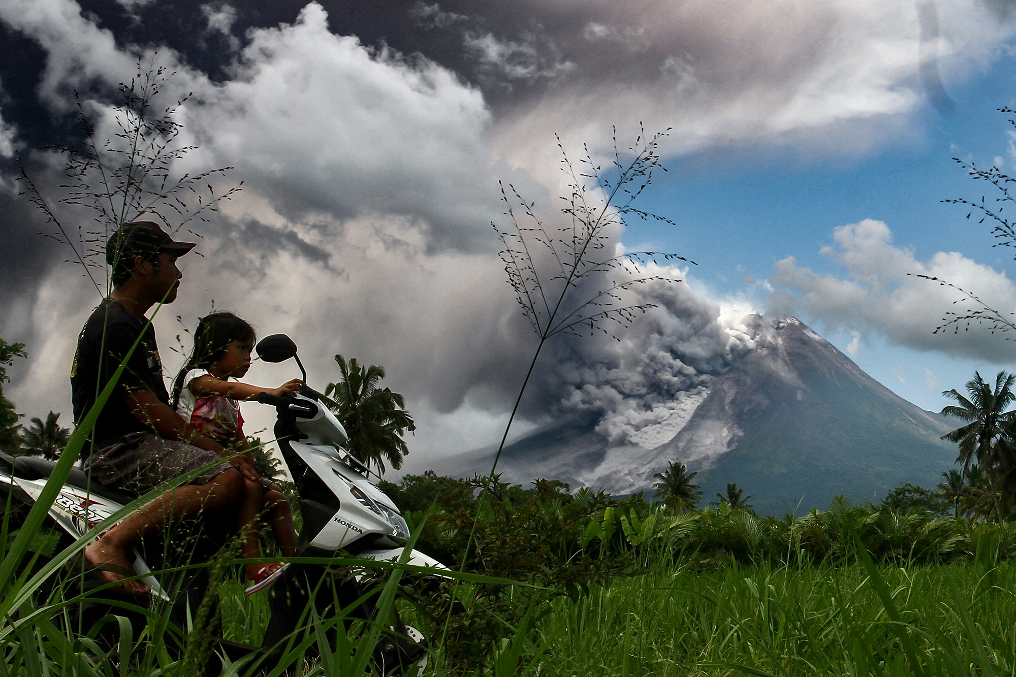 Dichter Rauch tritt aus dem indonesischen Vulkan Merapi aus (Bild: Devi Rahman/AFP)