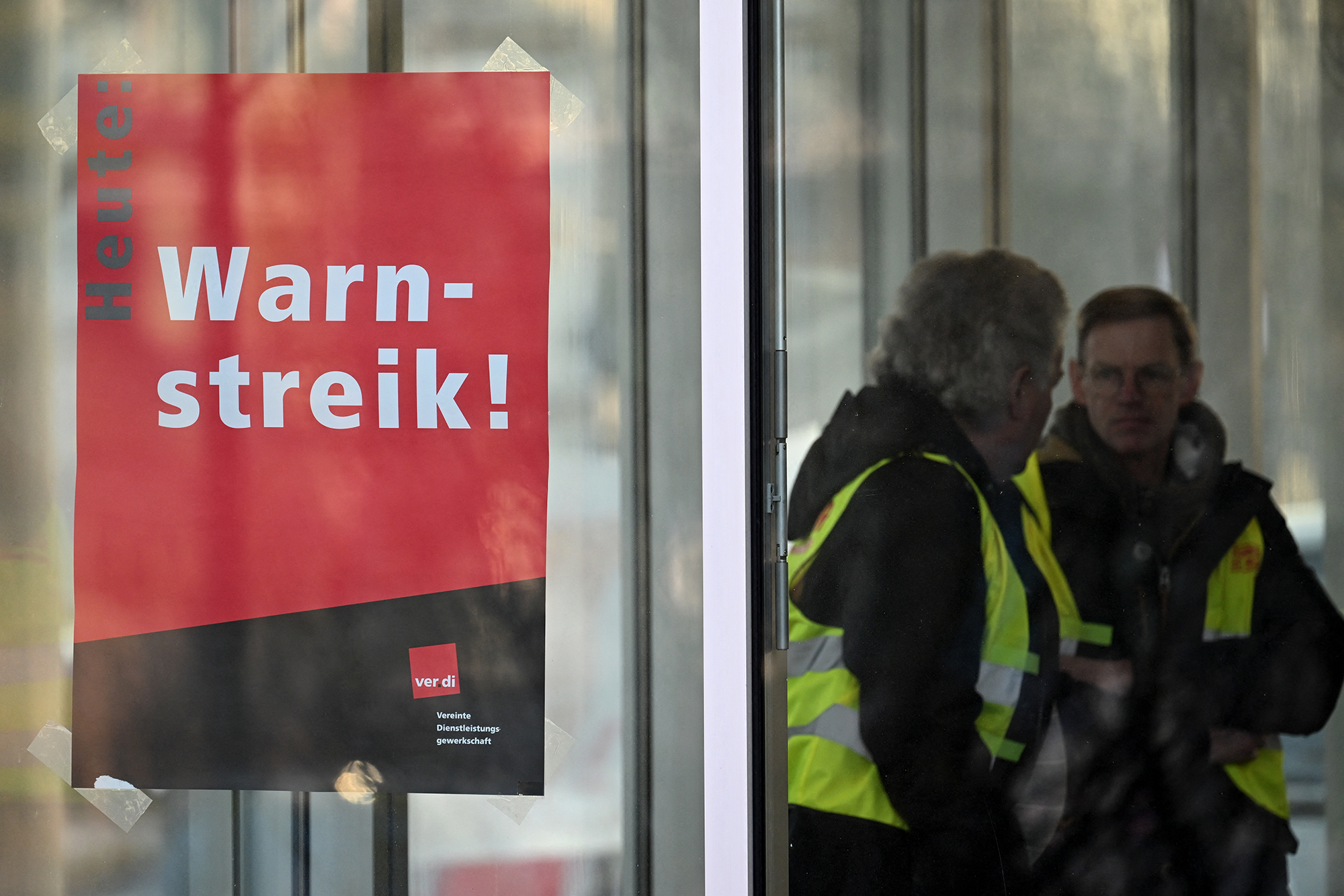 Hinweis auf den Warnstreik in München, wo fast der gesamte öffentliche Nahverkehr bestreikt wird (Bild: Christof Stache/AFP)