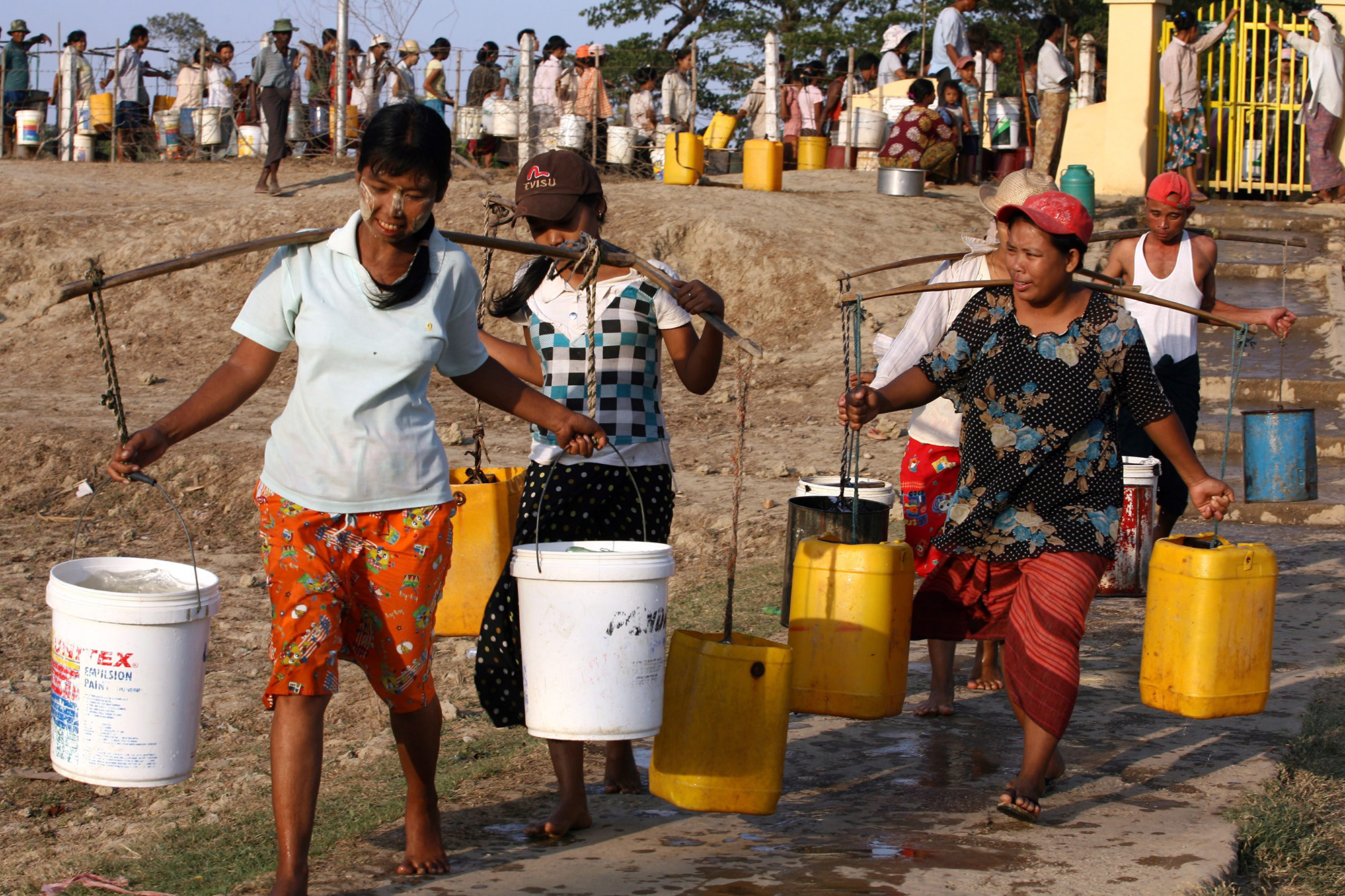 Auch die Bevölkerung von Myanmar ist von zunehmender Wasserknappheit betroffen (Archivbild: Nyein Chan Naing/EPA)