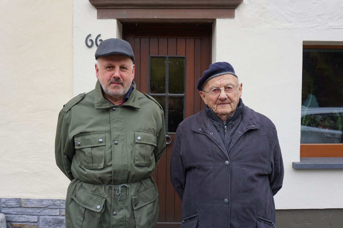Weltkriegsbomber in Ouren entdeckt: Walter Waxweiler mit seinem Vater Johann Waxweiler (Bild: Dogan Malicki/BRF)