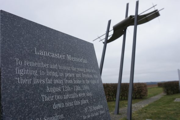 Weltkriegsbomber in Ouren entdeckt: Lancaster-Denkmal in Weiswampach (Bild: Dogan Malicki/BRF)