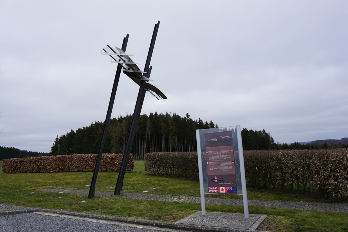 Weltkriegsbomber in Ouren entdeckt: Lancaster-Denkmal in Weiswampach (Bild: Dogan Malicki/BRF)