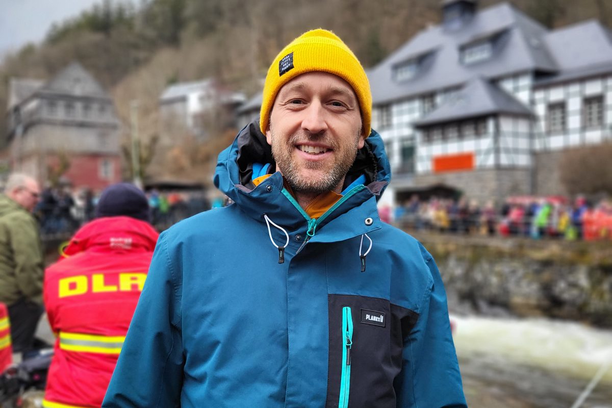 Mitorganisator des Monschauer Wildwasserrennens Niels Verhoef (Bild: Christophe Ramjoie/BRF)
