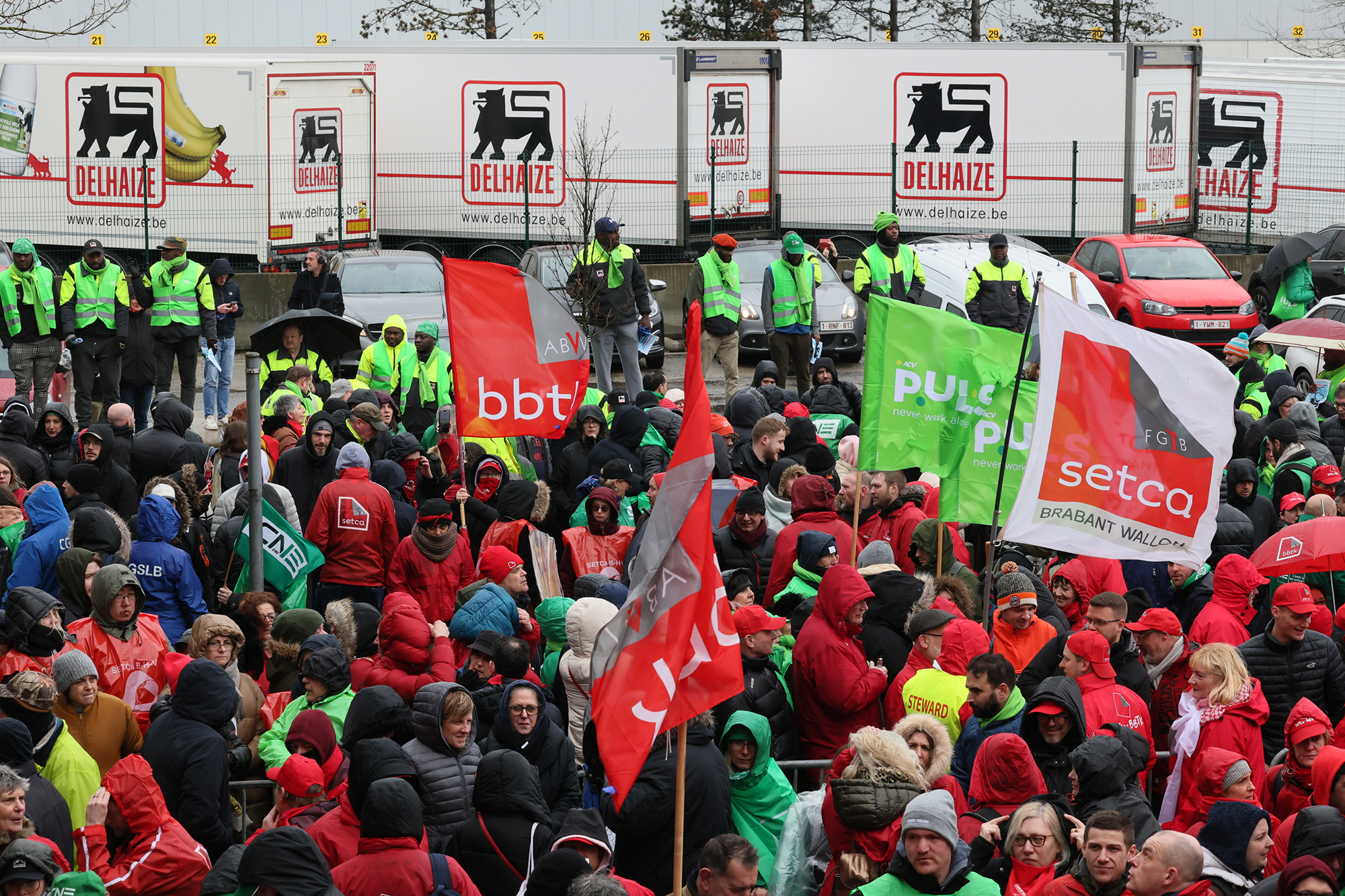 Vor dem Sitz der Delhaize-Gruppe in Zellik protestieren am Dienstag Hunderte Mitarbeiter (Bild: Benoit Doppagne/Belga)