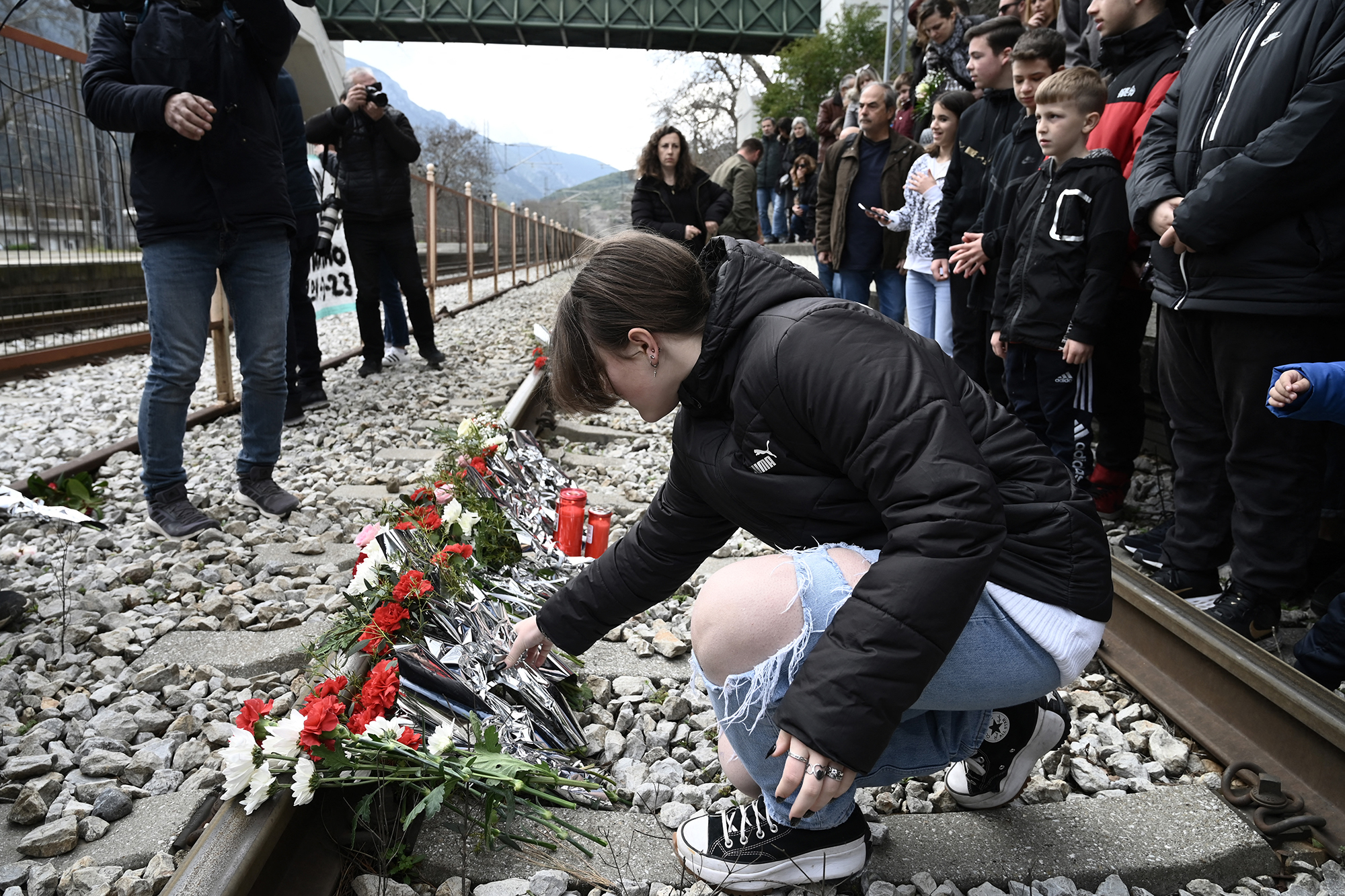Gedenkveranstaltung am Sonntag für die Opfer des tödlichen Zugunglücks, bei dem 57 Menschen ums Leben kamen, im Bahnhof von Rapsani in Nordgriechenland (Bild: Sakis Mitrolidis/AFP)