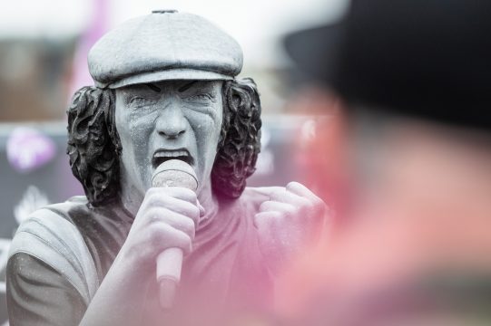 Statue von AC/DC-Sänger Brian Johnson in Namur eingeweiht (Bild: Maxime Asselberghs/Belga)