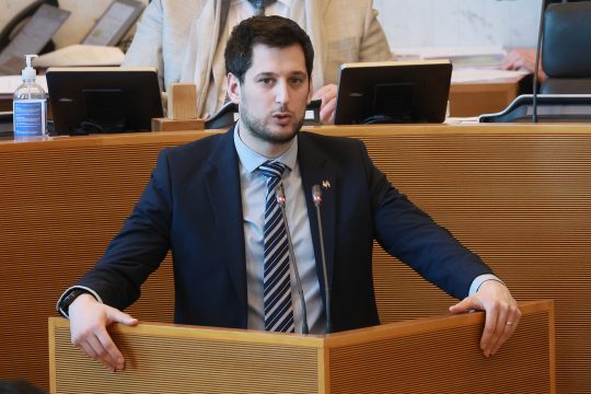 Der wallonische Minister für Haushalt und Finanzen, Flughäfen und Sportinfrastruktur, Adrien Dolimont (Bild: Bruno Fahy/Belga)