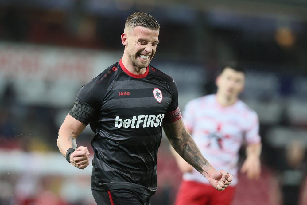 Alderweireld feiert sein Tor gegen Zulte Waregem (Bild: Bruno Fahy/Belga)