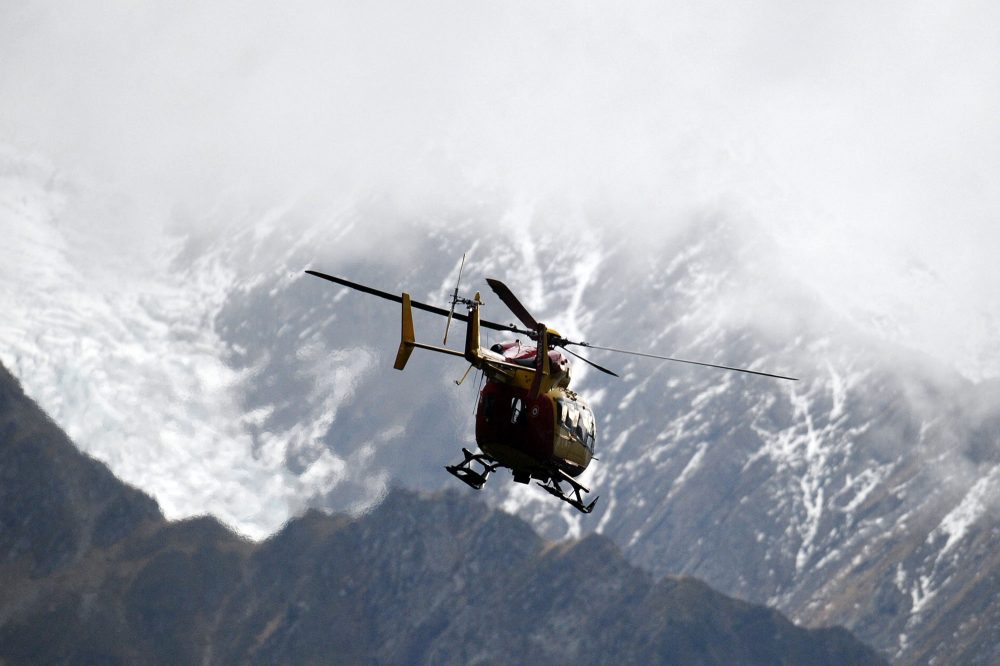 Rettungshubschrauber in den französischen Alpen bei Chamonix (Bild: Jean-Pierre Clatot/AFP)