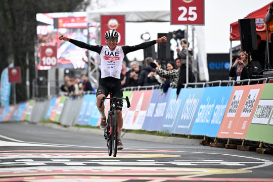 Der Slowene Tadej Pogacar vom UAE Team Emirates jubelt nach seinem Sieg beim eintägigen Radrennen der Männer-Elite "Amstel Gold Race" über 253,6 km von Maastricht nach Valkenburg in den Niederlanden (Bild: Jasper Jacobs/Belga)