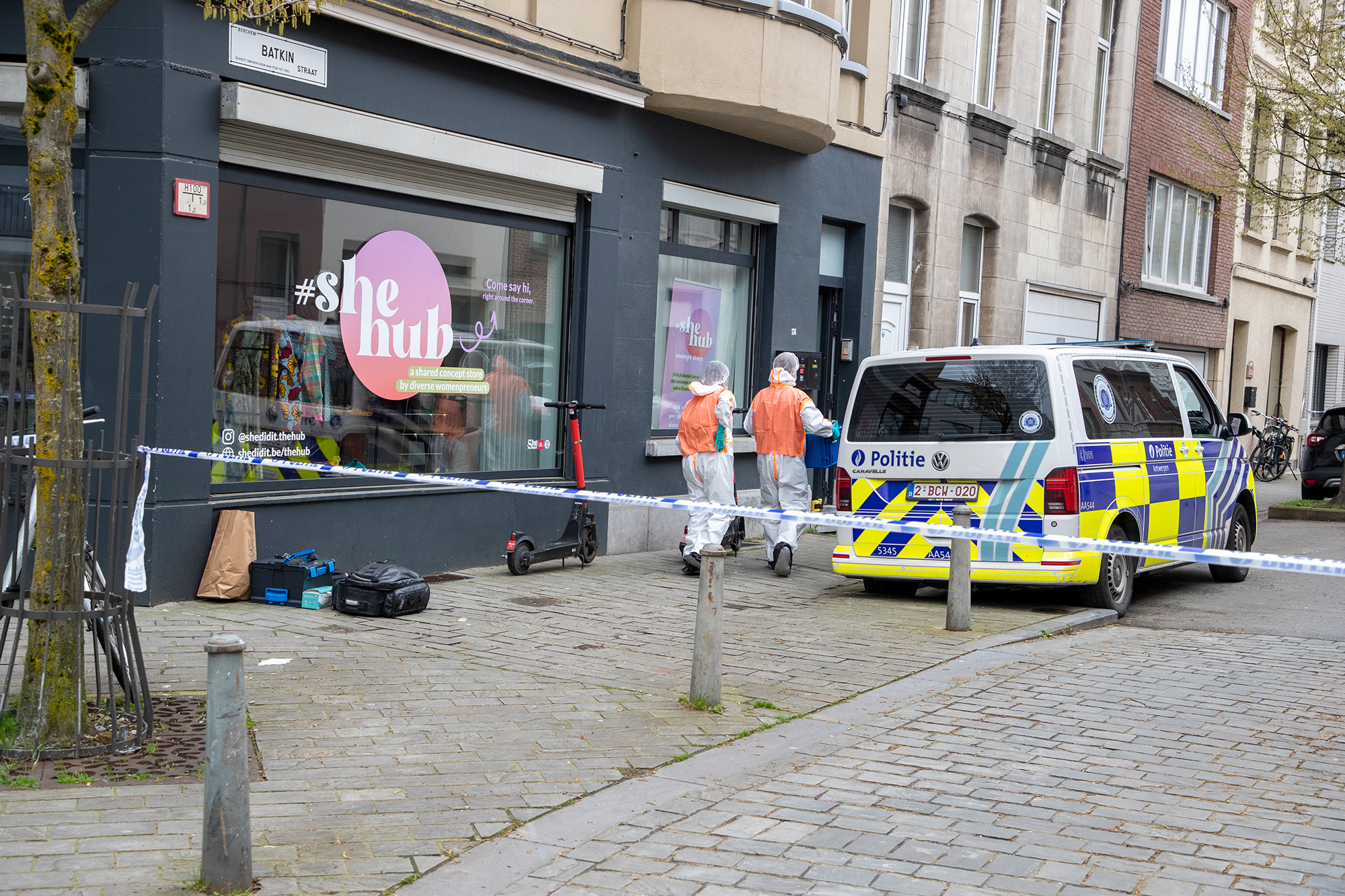 Der Tatort der Messerstecherei in der Statiestraat im Antwerpener Stadtteil Berchem (Bild: Nicolas Maeterlinck/Belga)