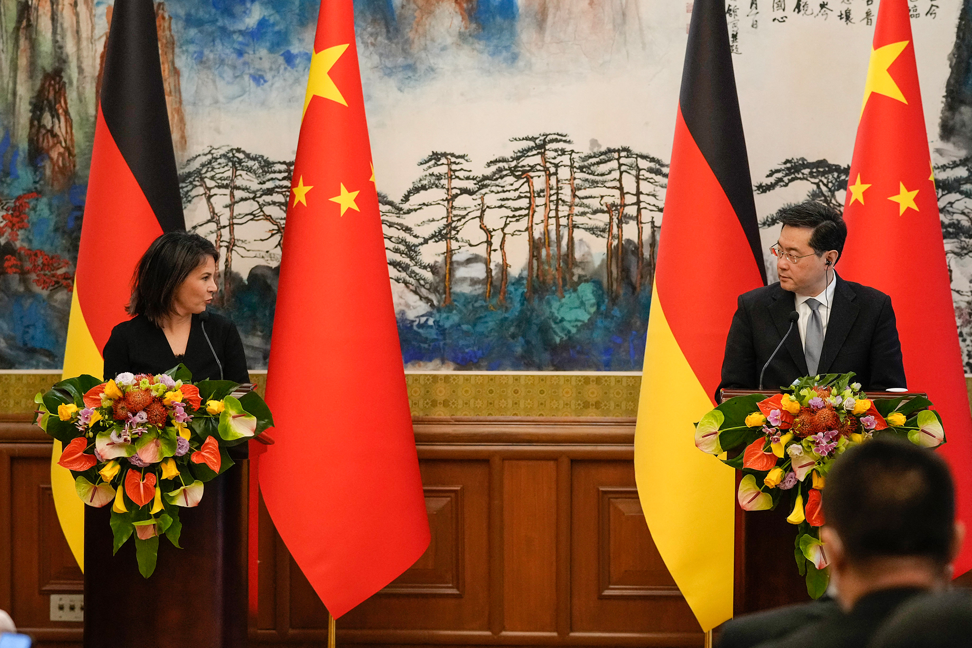 Der chinesische Außenminister Qin Gang und die deutsche Außenministerin Annalena Baerbock bei der gemeinsamen Pressekonferenz in Peking (Bild: Suo Takekuma/Pool/AFP)