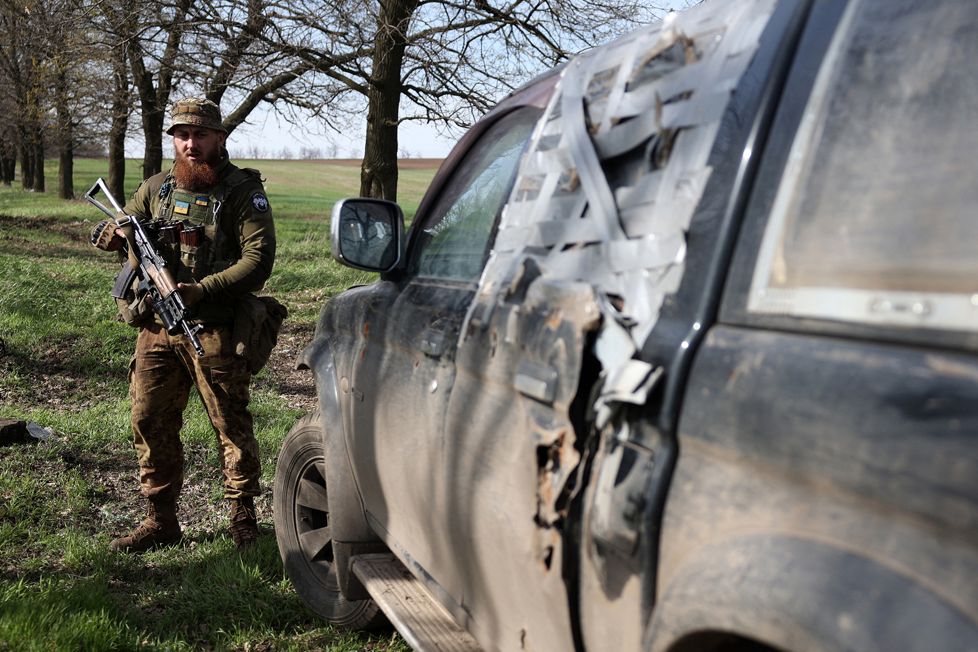 Ukrainischer Soldat in der Nähe von Bachmut am 18. April (Bild: Anatolii Stepanov/AFP)