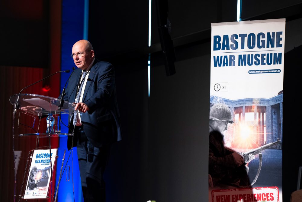 Generalleutnant a. D. Claude Van de Voorde beim Kolloquium in Bastogne (Bild: Anthony Dehez)