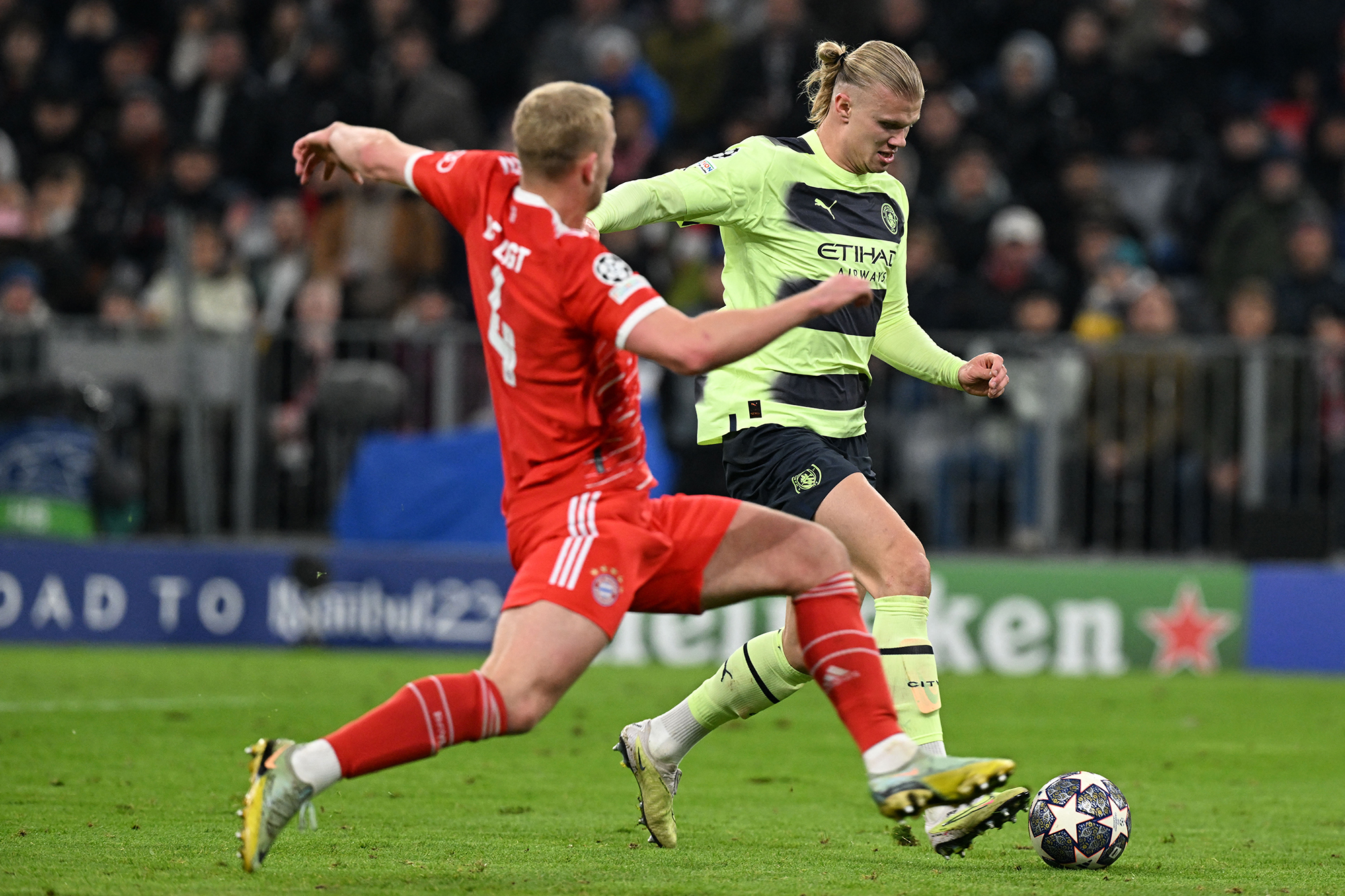 Bayern-Verteidiger Matthijs de Ligt (li.) und Manchester Citys Stürmer Erling Haaland (Bild: Christof Stache/AFP)
