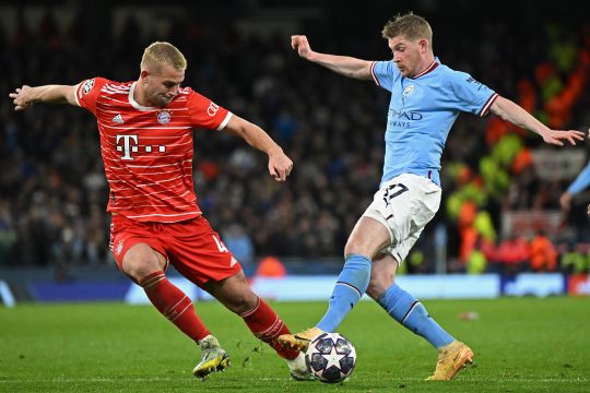 Manchester-City-Mittelfeldspieler Kevin De Bruyne (re.) im Zweikampf mit Bayern-Verteidiger Matthijs de Ligt (Bild: Oli Scarff/AFP)