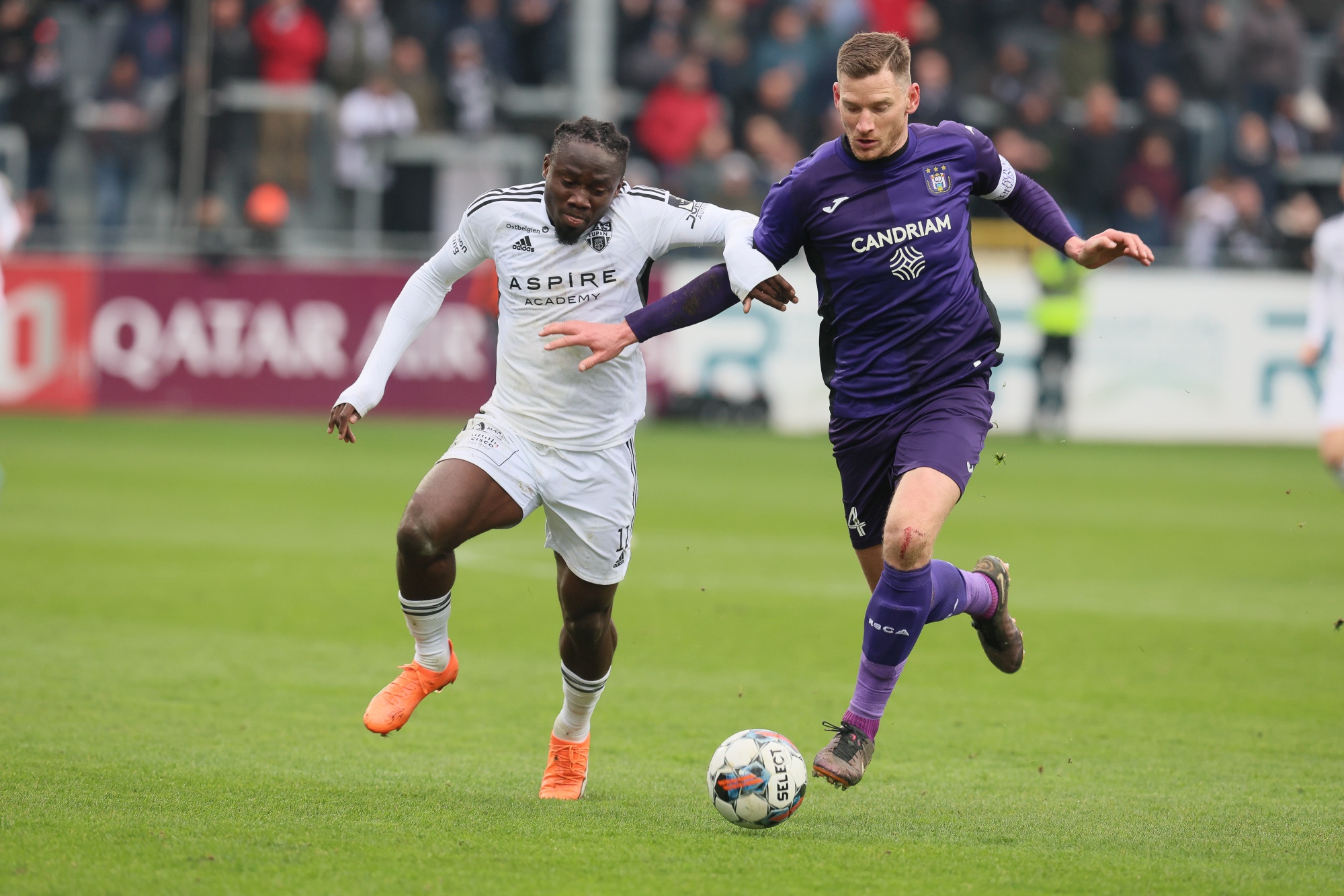Eupen's Konan Ignace N'Dri and Anderlecht's Jan Vertonghen fight for the ball during a soccer match between KAS Eupen and RSC Anderlecht, Sunday 02 April 2023 in Eupen, on day 31 of the 2022-2023 'Jupiler Pro League' first division of the Belgian championship. BELGA PHOTO BRUNO FAHY