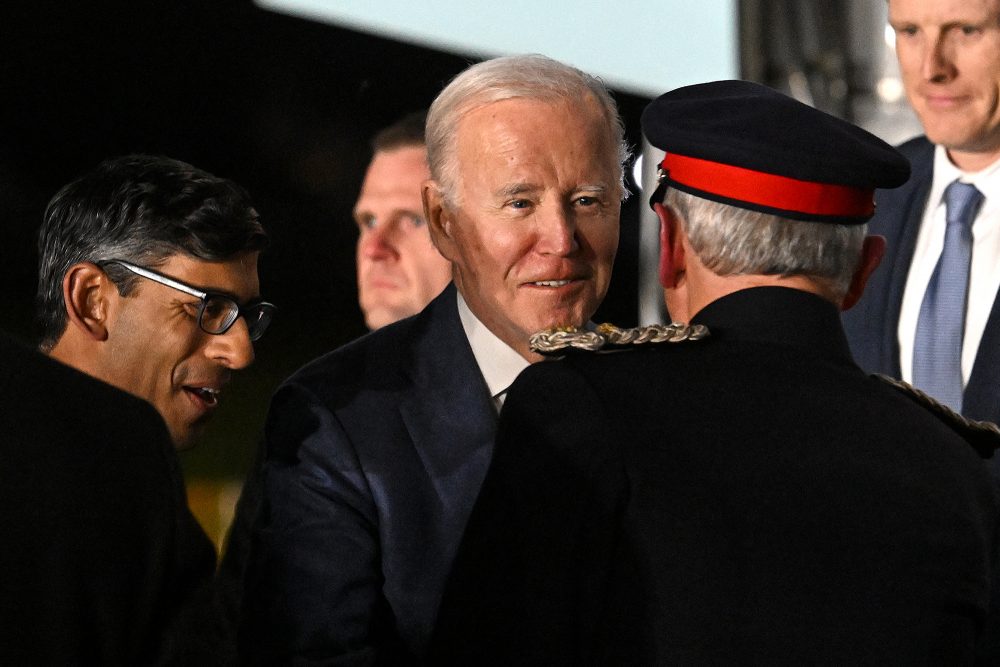 US-Präsident Joe Biden (Mi.) wurde bei seiner Ankunft am Flughafen im nordirischen Belfast unter anderem vom britischen Premier Rishi Sunak (li.) in Empfang genommen (Bild: Jim Watson/AFP)