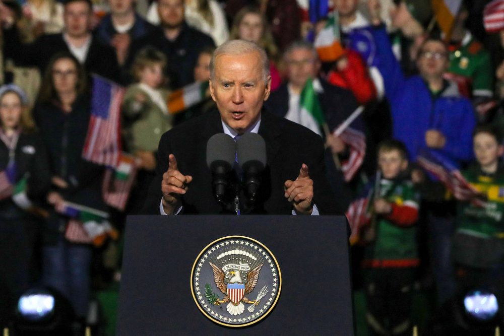 US-Präsident Joe Biden in der Kathedrale Saint Muredach im irischen Ballina (Bild: Paul Faith/AFP)