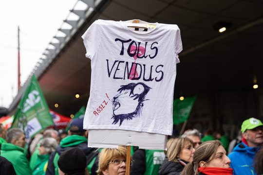 Rund 1.000 Gewerkschaftsmitglieder verschiedener Warenhäuser haben am Montag in Brüssel demonstriert (Bild: James Arthur Gekiere/Belga)