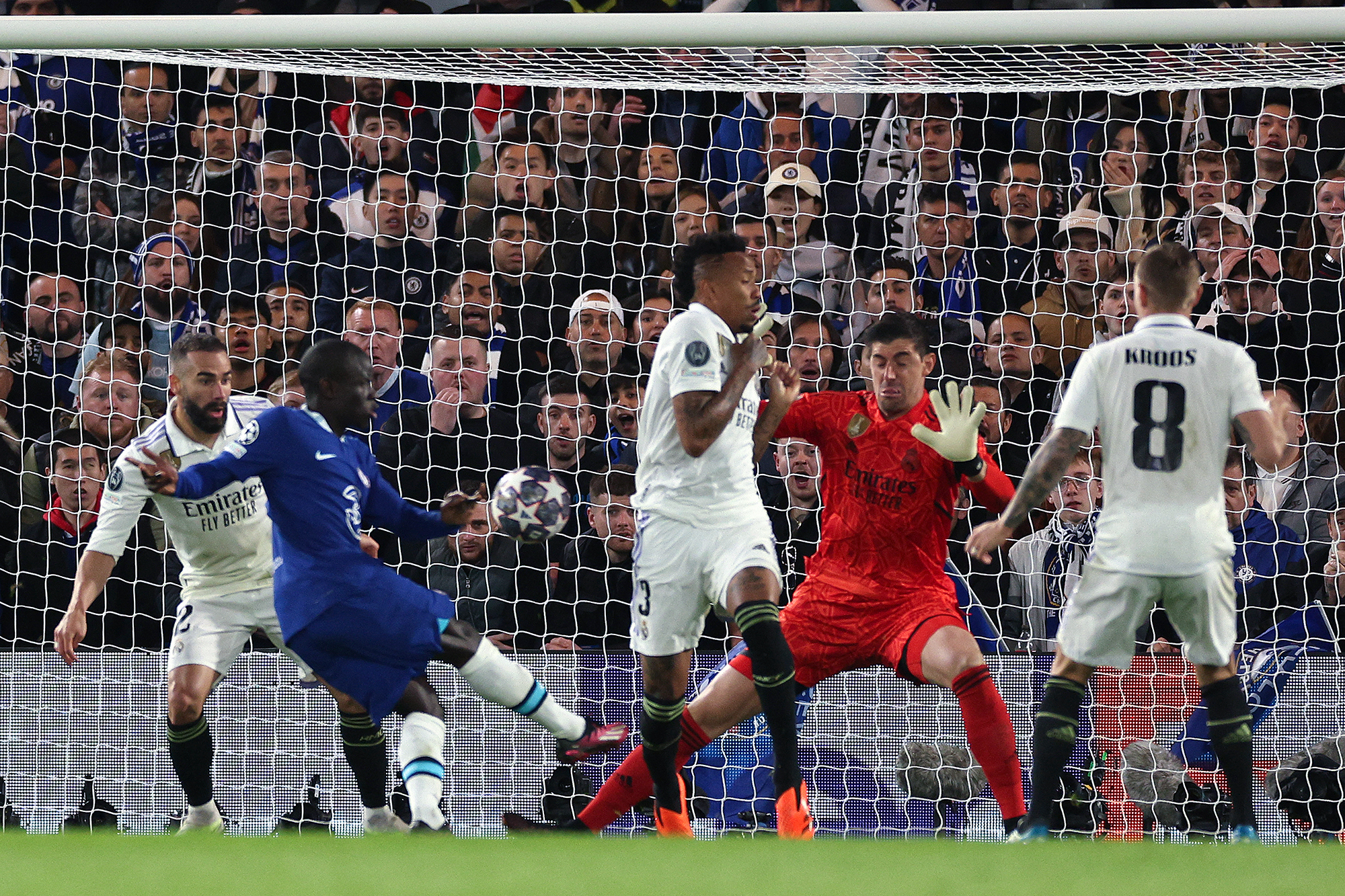 Real-Torhüter Thibaut Courtois pariert einen Schuss von Chelseas Mittelfeldspieler N'Golo Kante (Bild: Adrian Dennis/AFP)