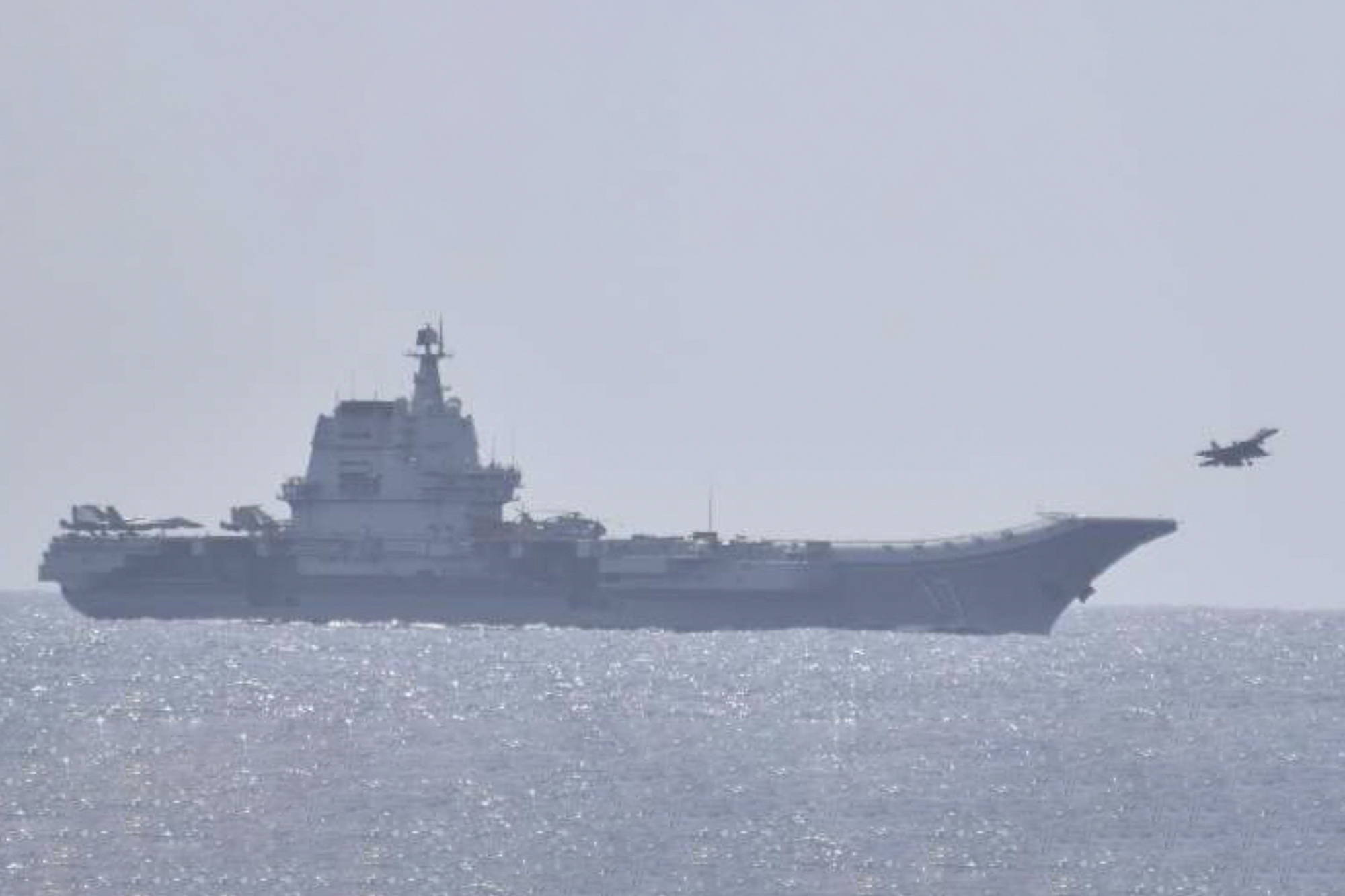 Dieses am 9. April aufgenommene und vom japanischen Verteidigungsministerium veröffentlichte Foto zeigt ein Kampfflugzeug, das vom chinesischen Flugzeugträger Shandong in den Gewässern des Pazifischen Ozeans, südlich der Präfektur Okinawa, abhebt (Bild: Handout/Japan's Ministry of Defense/AFP)