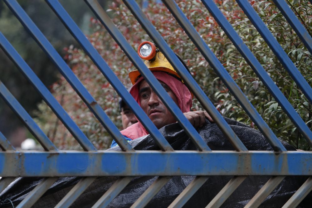 Arbeiter sichert den Eingang der Mine in Cucunubá, kurz nach dem Unglück (Bild: Juan Pablo Pino/AFP)