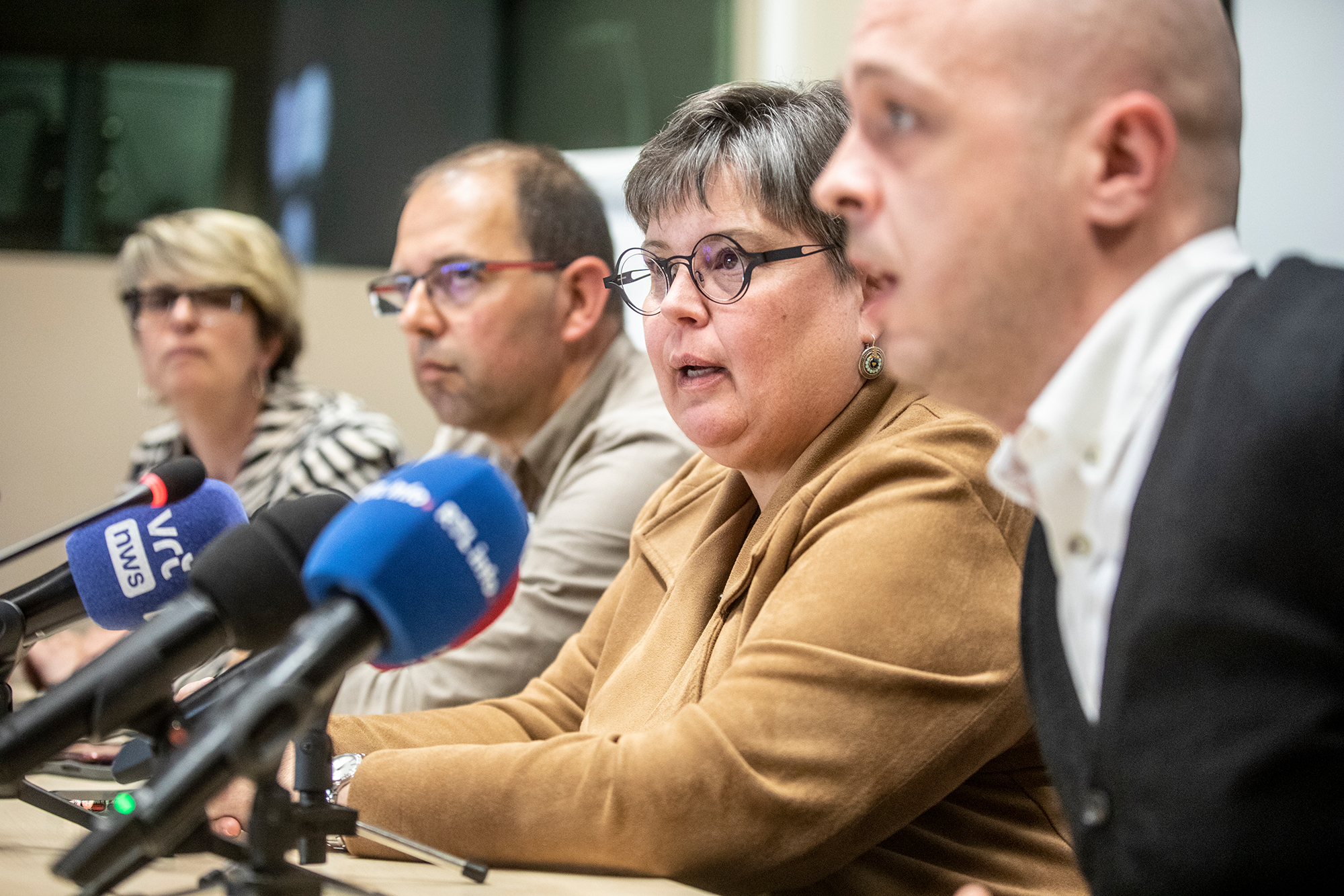Kristel Van Damme (ACV), Jan De Weghe (BBTK), Myriam Delmee (SETCa) und Wilson Wellens (ACLVB) während einer Pressekonferenz der Gewerkschaften der Supermarktkette Delhaize nach einem Treffen mit der Geschäftsführung und dem Sozialmediator in Brüssel (Bild: Hatim Kaghat/Belga)