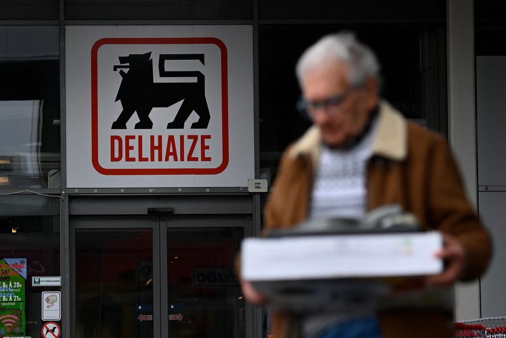 Mann vor einer Delhaize-Filiale (Bild: John Thys/AFP)