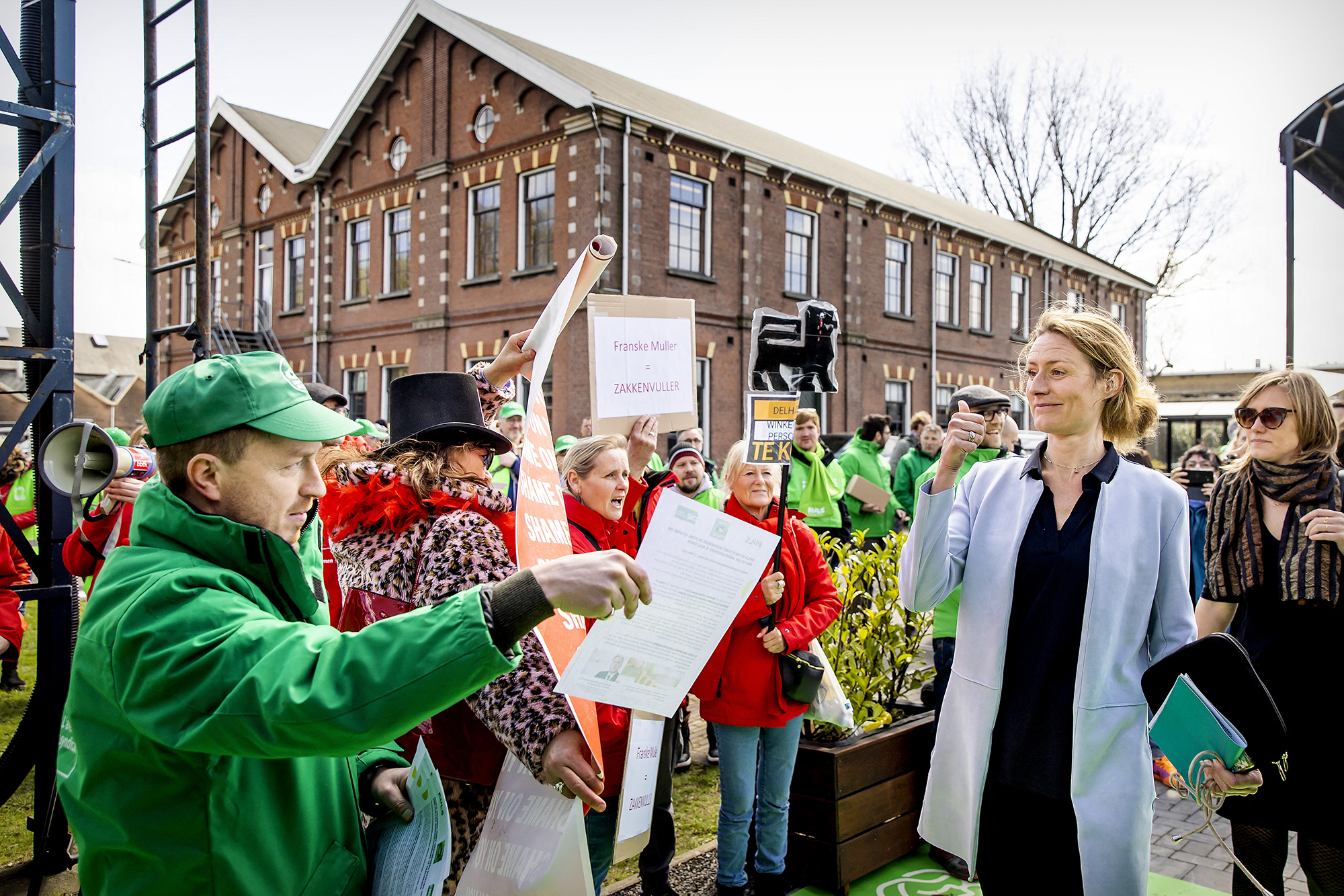 Protestaktion vor der Aktionärsversammlung von Ahold Delhaize im niederländischen Zaandam am 12. April (Bild: Koen van Weel/ANP/AFP)