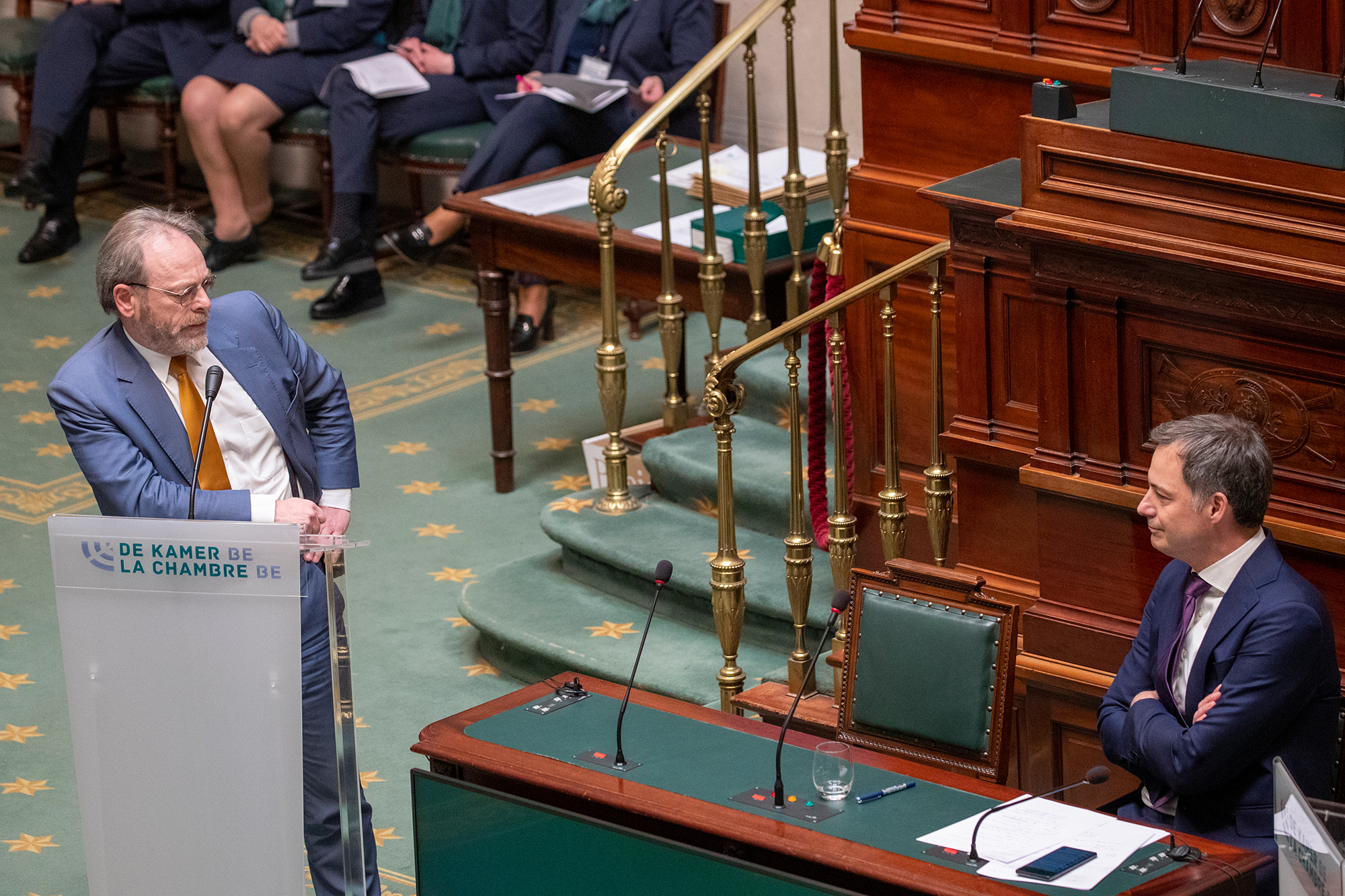 Peter De Roover von der N-VA und Premier De Croo am Donnerstag in der Kammer (Bild: Nicolas Maeterlinck/Belga)