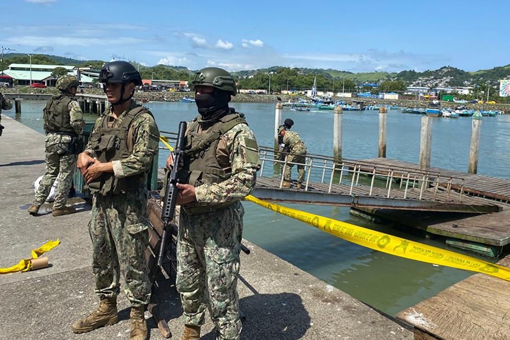 Mitglieder der Marine bei der Bewachung eines Fischerhafens in Esmeraldas, Ecuador (Bild: Ecuadorean Navy/AFP)