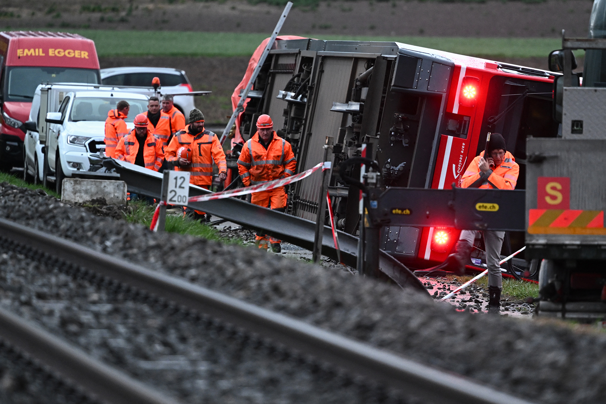 In der Nähe des Bahnhofs Lüscherz ist ein Triebwagen umgestürzt (Bild: Fabrice Coffrini/AFP)