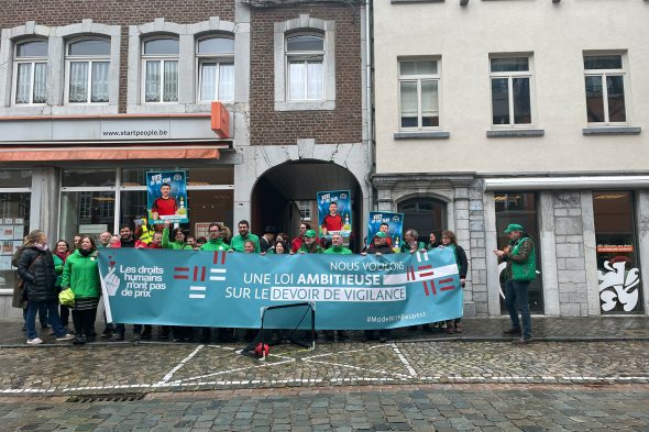 Gewerkschaftler und NGO-Vertreter aus verschiedenen Landesteilen demonstrieren in Eupen für die "Sorgfaltspflicht" (Bild: Raffaela Schaus/BRF) (Raffaela Schaus/BRF)
