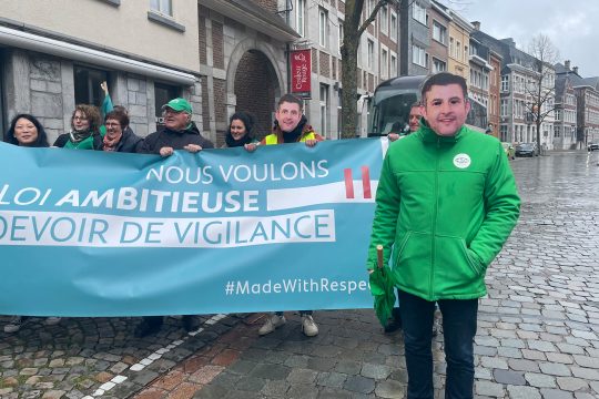 Gewerkschaftler und NGO-Vertreter aus verschiedenen Landesteilen demonstrieren in Eupen für die "Sorgfaltspflicht" (Bild: Raffaela Schaus/BRF)