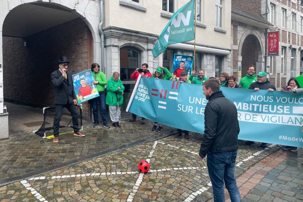 Gewerkschaftler und NGO-Vertreter aus verschiedenen Landesteilen demonstrieren in Eupen für die "Sorgfaltspflicht" (Bild: Raffaela Schaus/BRF)