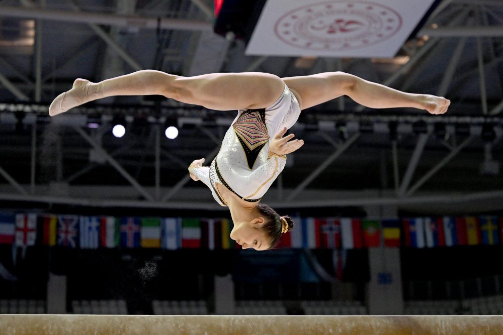 Fien Enghels turnt am Schwebebalken im Finale der Frauen bei den Europameisterschaften im Kunstturnen 2023 in Antalya (Bild: Ozan Kose/AFP)