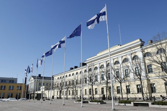 Nato- und Finnland-Flaggen vor dem Außenministerium in Helsinki (Bild: Antti Hämäläinen/Lehtikuva/AFP)