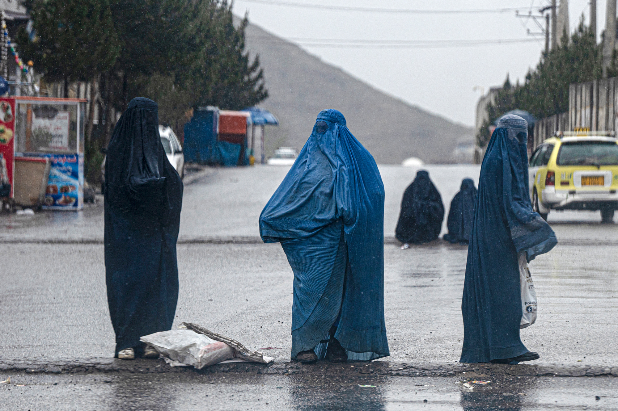 Bettelnde Frauen in Afghanistan