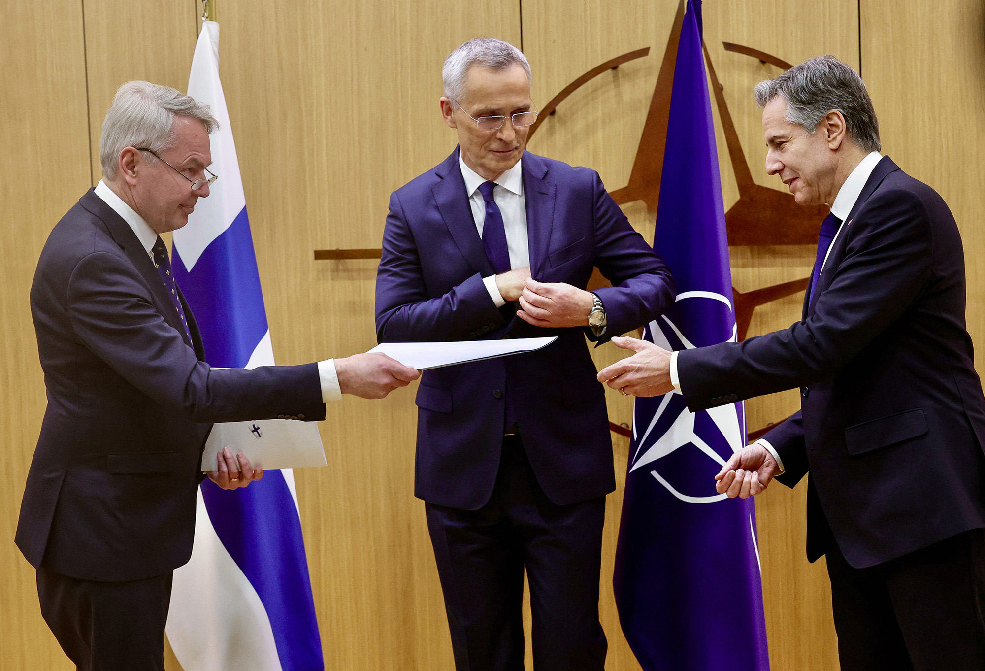 Der finnische Außenminister Haavisto übergibt die Beitrittsurkunde seines Landes US-Außenminister Blinken (Bild: Olivier Matthys/Pool/AFP)