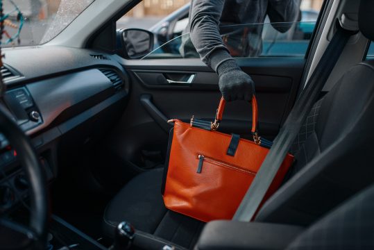 Aus einem Auto wird eine Handtasche geklaut