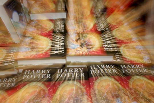 Auf einem Büchertisch sind viele Exemplare des Harry-Potter-Bandes "Harry Potter und die Heiligtümer des Todes" gestapelt