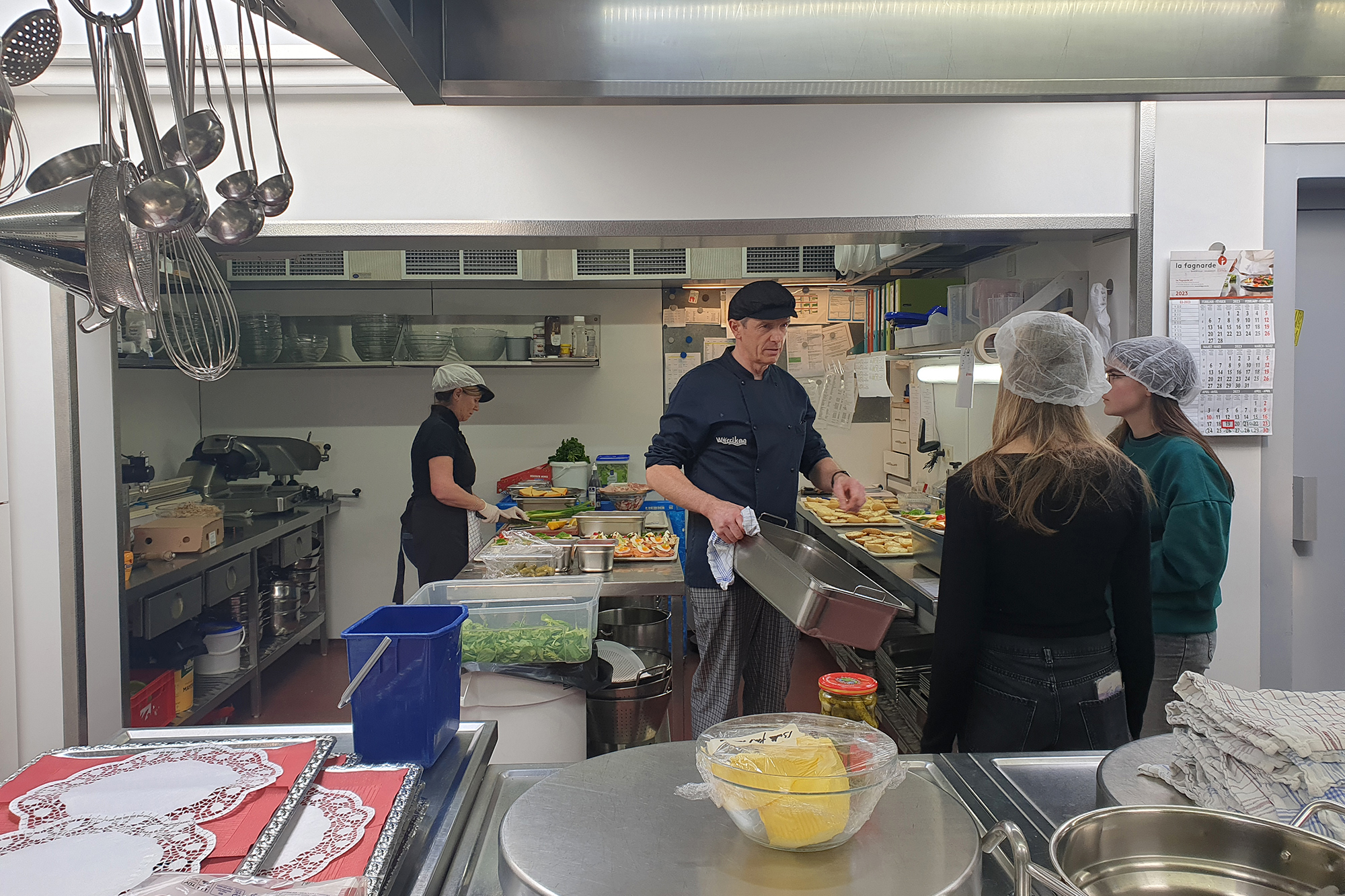 Hinter die Kulissen blicken: Tour durch Horeca-Betriebe für junge Menschen - in der Küche des Sport- und Freizeitzentrums Worriken (Bild: Lena Orban/BRF)