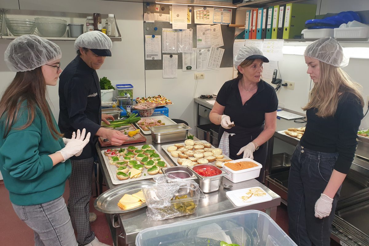 Hinter die Kulissen blicken: Tour durch Horeca-Betriebe für junge Menschen - in der Küche des Sport- und Freizeitzentrums Worriken (Bild: Lena Orban/BRF)