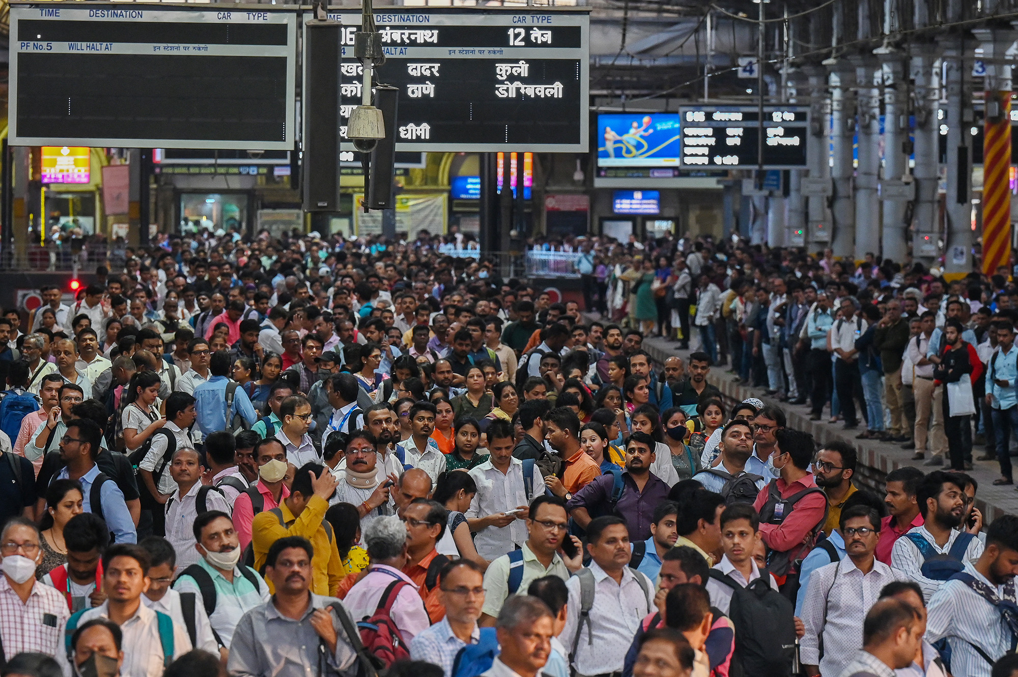 Menschenmenge an einem Bahnhof in Mumbai (Bild: Punit Paranjpe/AFP)