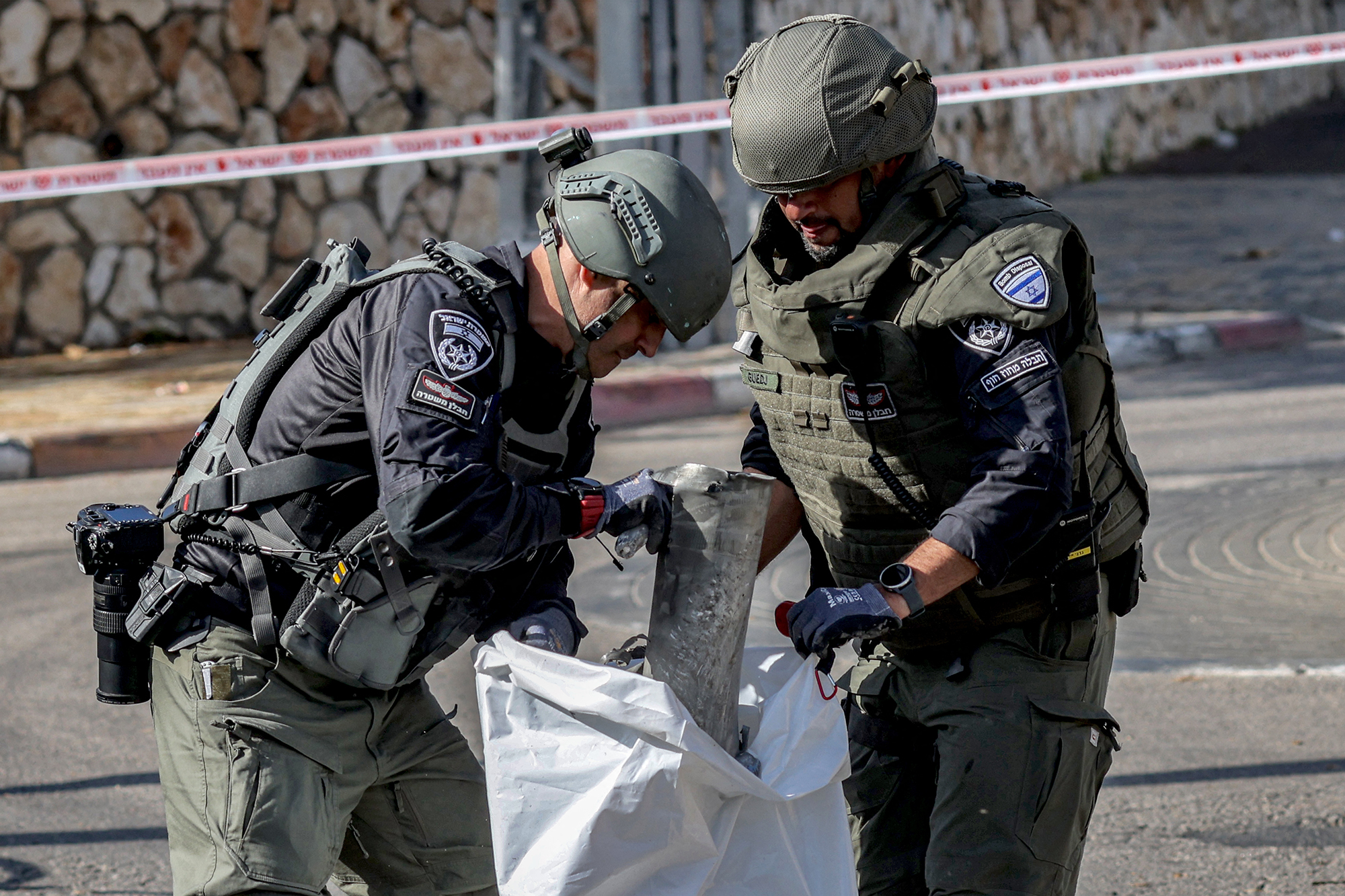 Mitglieder der Bombenentschärfungseinheit der israelischen Polizei verpacken die Überreste einer aus dem Libanon abgefeuerten und von Israel abgefangenen Rakete in der Stadt Shlomi im Norden des Landes (Archivbild vom April 2023: Oren Ziv/AFP)