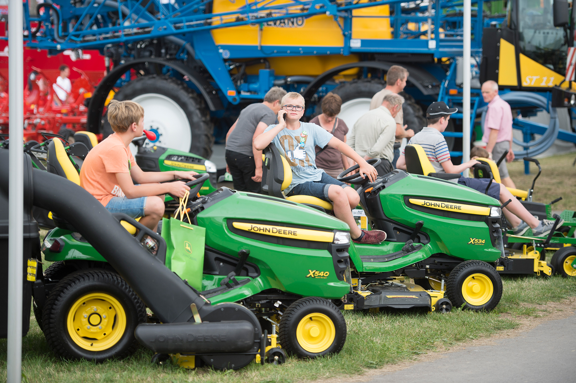 Aufsitzrasenmäher von John Deere bei der Landwirtschaftsmesse von Libramont (Bild: Anthony Dehez/Belga)