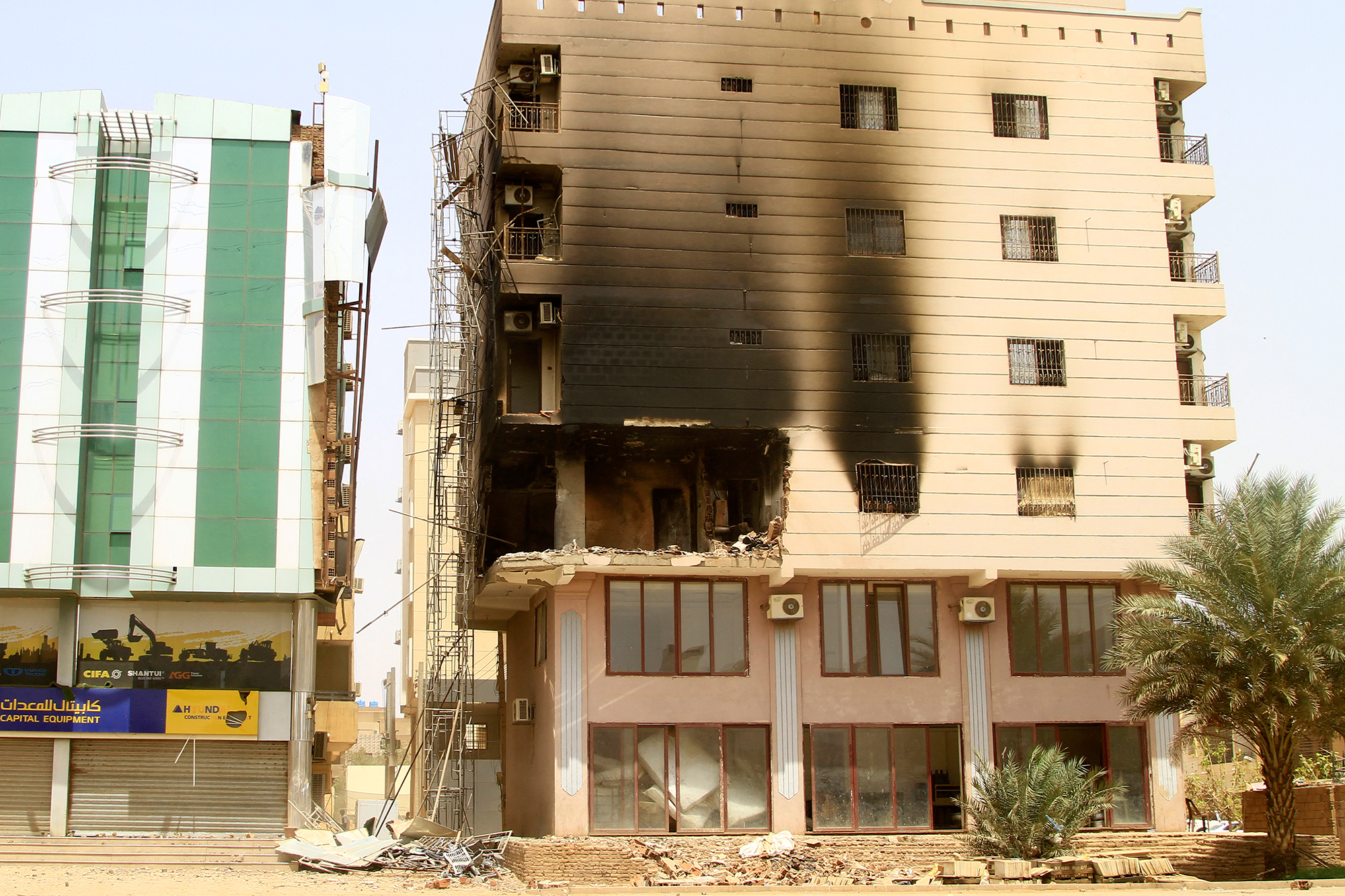 Schäden an einem Gebäude in Khartum am Sonntag (Bild: AFP)