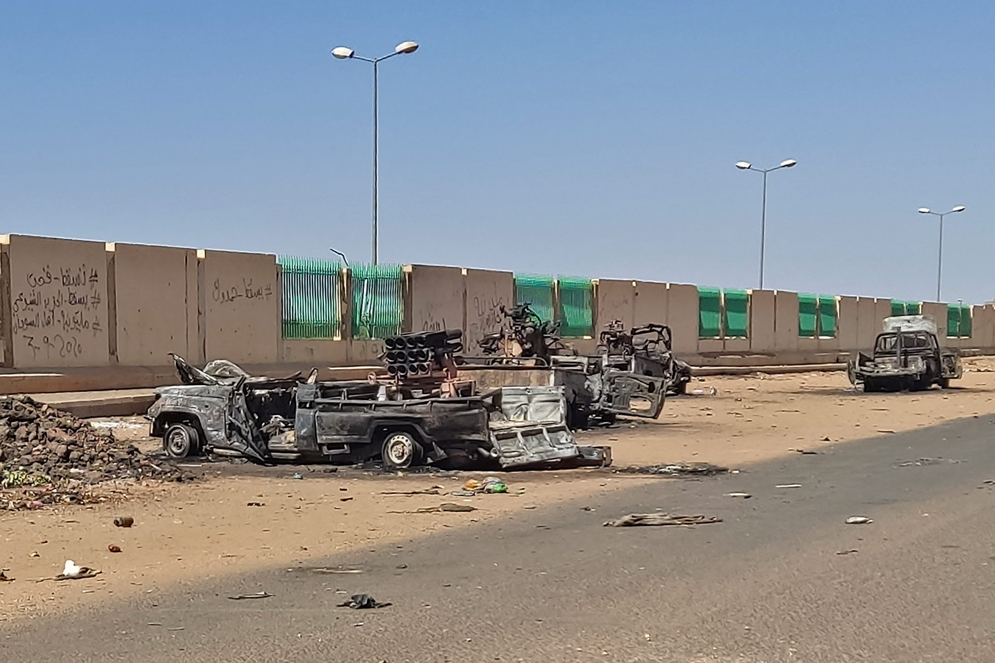 Zerstörte Fahrzeuge in Khartum (Bild: AFP)